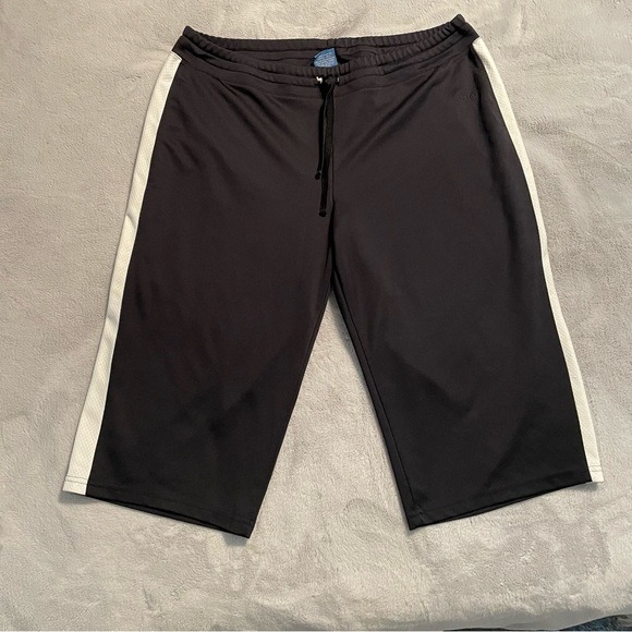 Reebok women’s long bike shorts size L - Picture 1 of 4